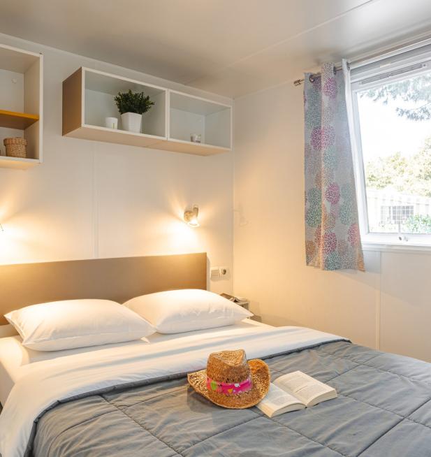 Chambre double du mobil-home Famille Eco sur l'Ile de Ré