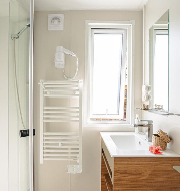 Salle de bain du mobil-home Clim Suite Duo sur l'Ile de Ré