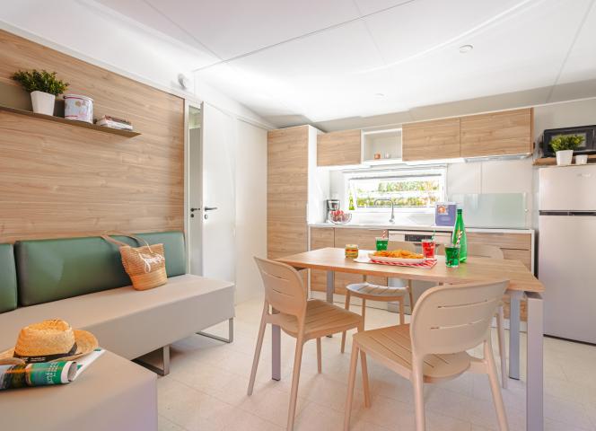 Pièce de vie du mobil-home Clim Suite Duo sur l'Ile de Ré