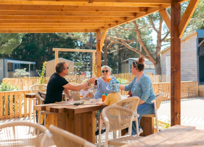 Famille qui prend l'apéro dans un espace extérieur
