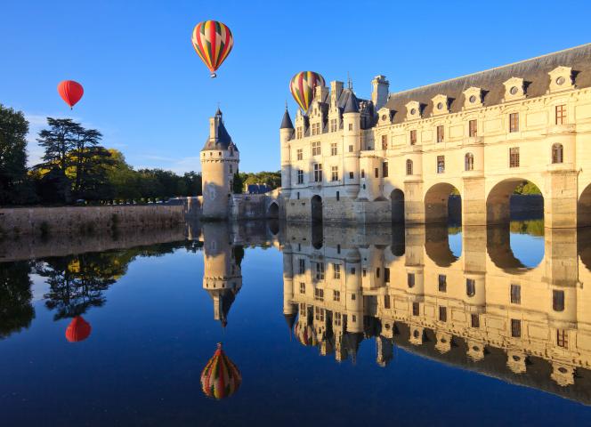 Château de Chenonceau avec des montgolfières en arrière-plan