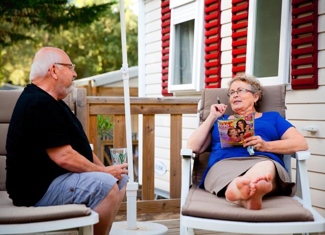 Couple seniors en vacances en camping
