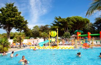 Piscine extérieure camping Les Peupliers