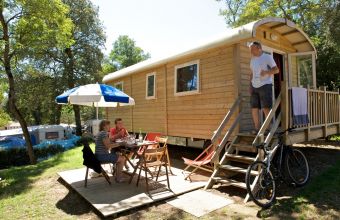 Roulotte extérieur camping Le Petit Rocher