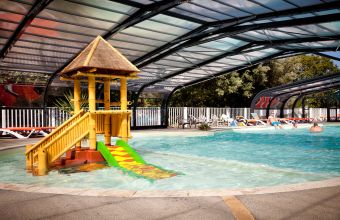 Piscine couverte camping Le Petit Rocher