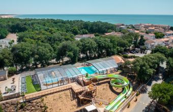 Vue aérienne espace aquatique camping Le Petit Rocher en Vendée