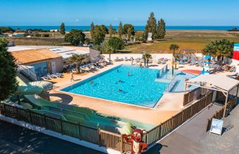 Piscine extérieure camping Les Peupliers