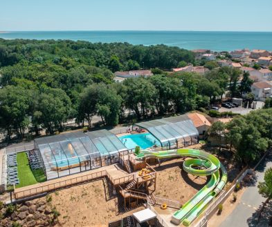 Vue aérienne espace aquatique camping Le Petit Rocher en Vendée