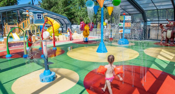 Aire de jeux aquatiques couverte et chauffée pour enfants