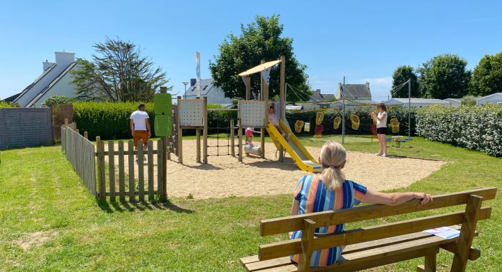 aire-de-jeux-enfants-camping-la-corniche-