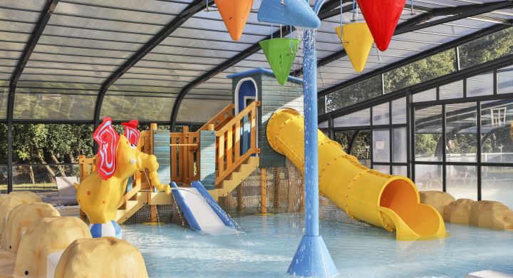 Aire de jeux aquatiques couverte et chauffée camping Le Petit Rocher