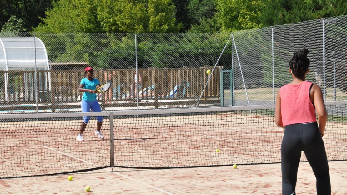 Camping la Mignardière - Destination Châteaux de la Loire - Terrain de tennis