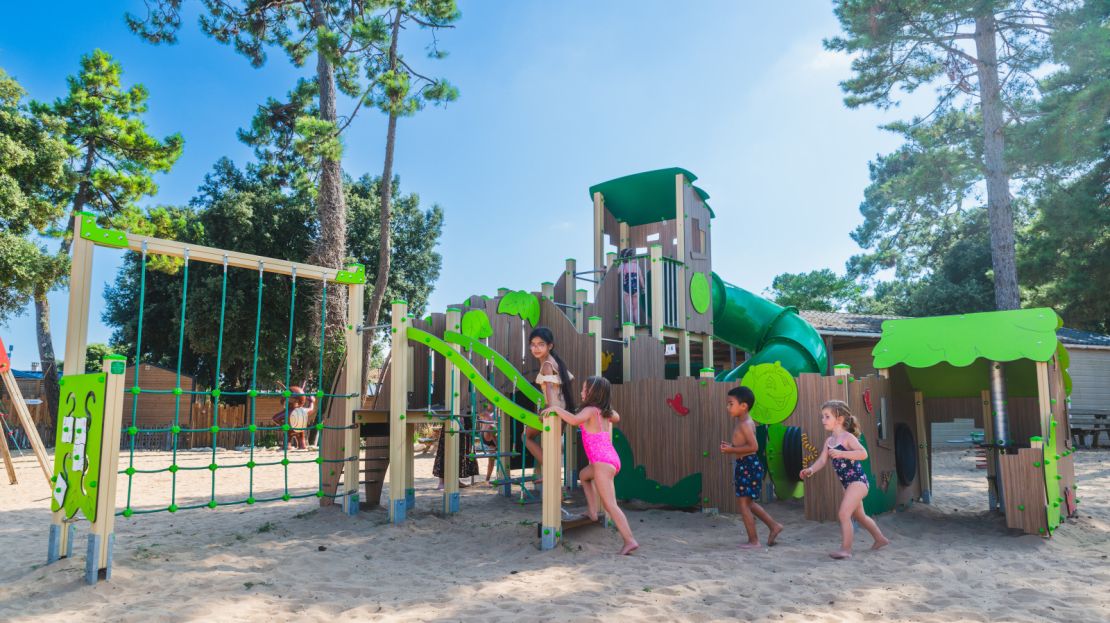 aire-de-jeux-amigo-camping-signol-nouveautes-rose Aire de jeux camping Signol