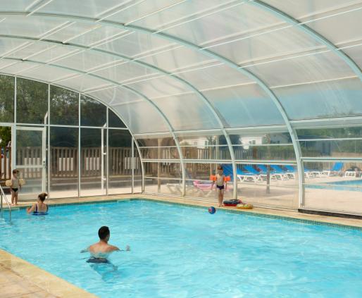 Profitez de la piscine couverte et chauffée de la Mignardière