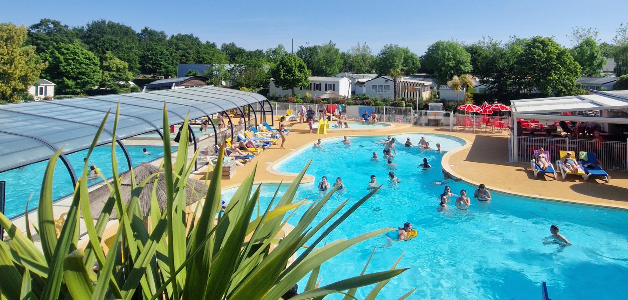 Piscine chauffée camping Les Chalands Fleuris