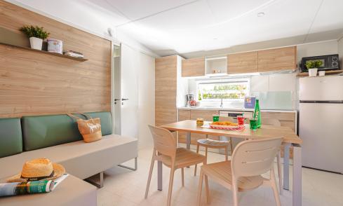 Pièce de vie du mobil-home Clim Suite Duo sur l'Ile de Ré