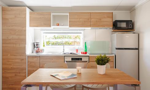Pièce de vie du mobil-home Clim Suite Duo sur l'Ile de Ré