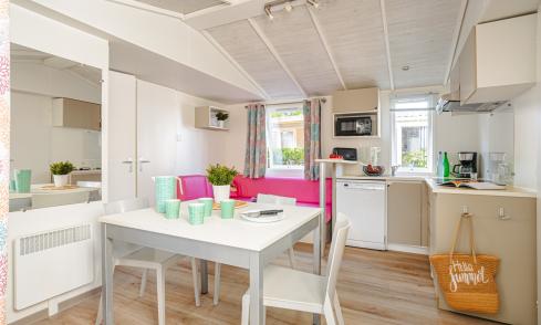 Pièce de vie du mobil-home Famille Eco sur l'Ile de Ré